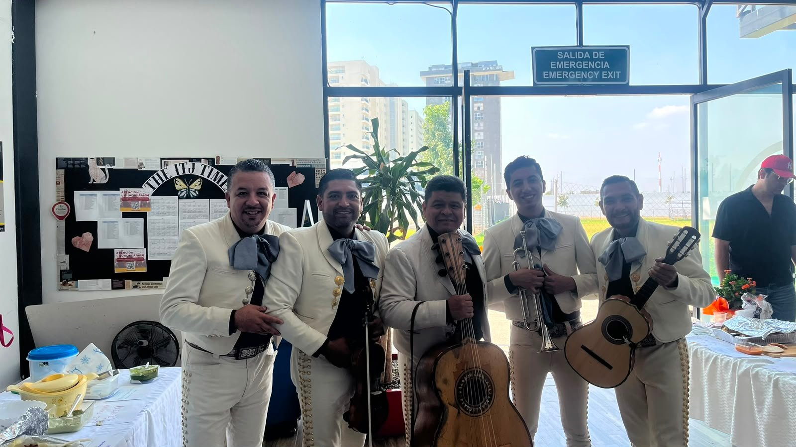 Mariachi Imperial tocando